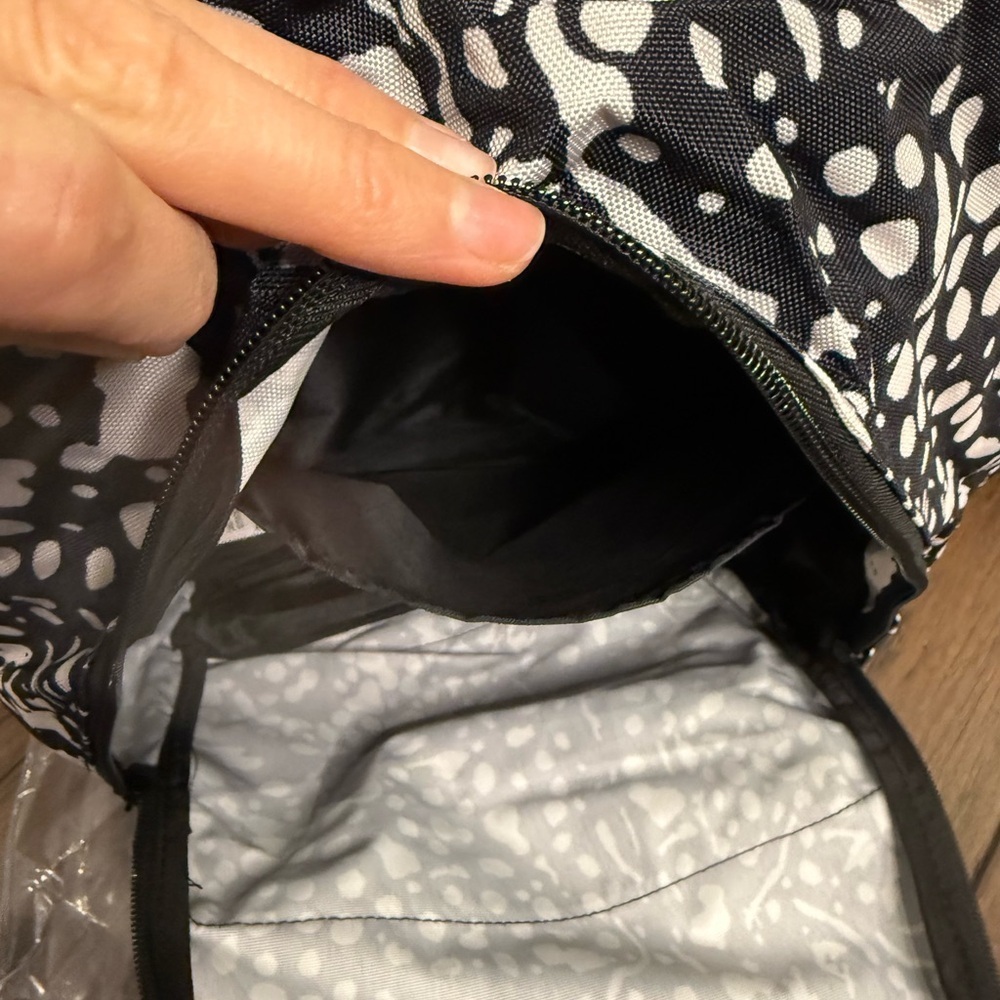 Reebok Black and White Backpack Men/Women Large Bag - Picture 8 of 13